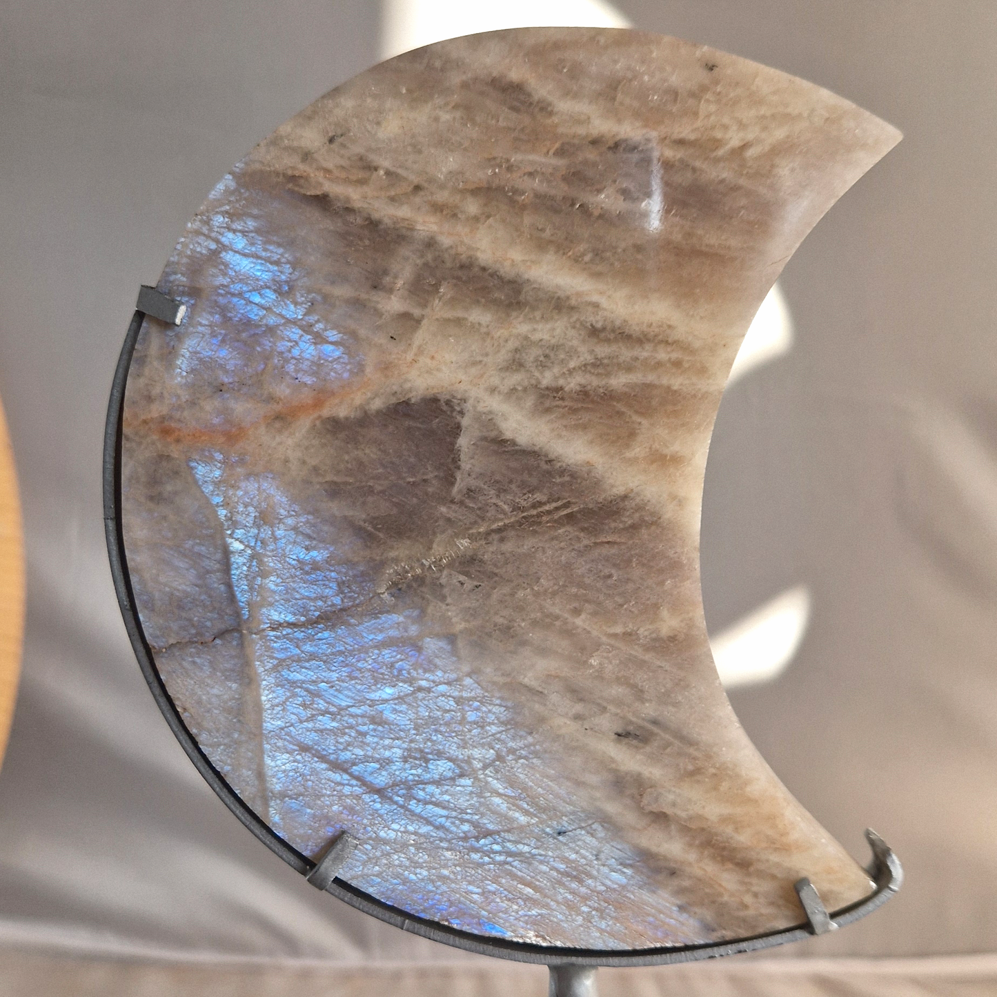 Maansteen met blauwe flash (Peristeriet) op standaard