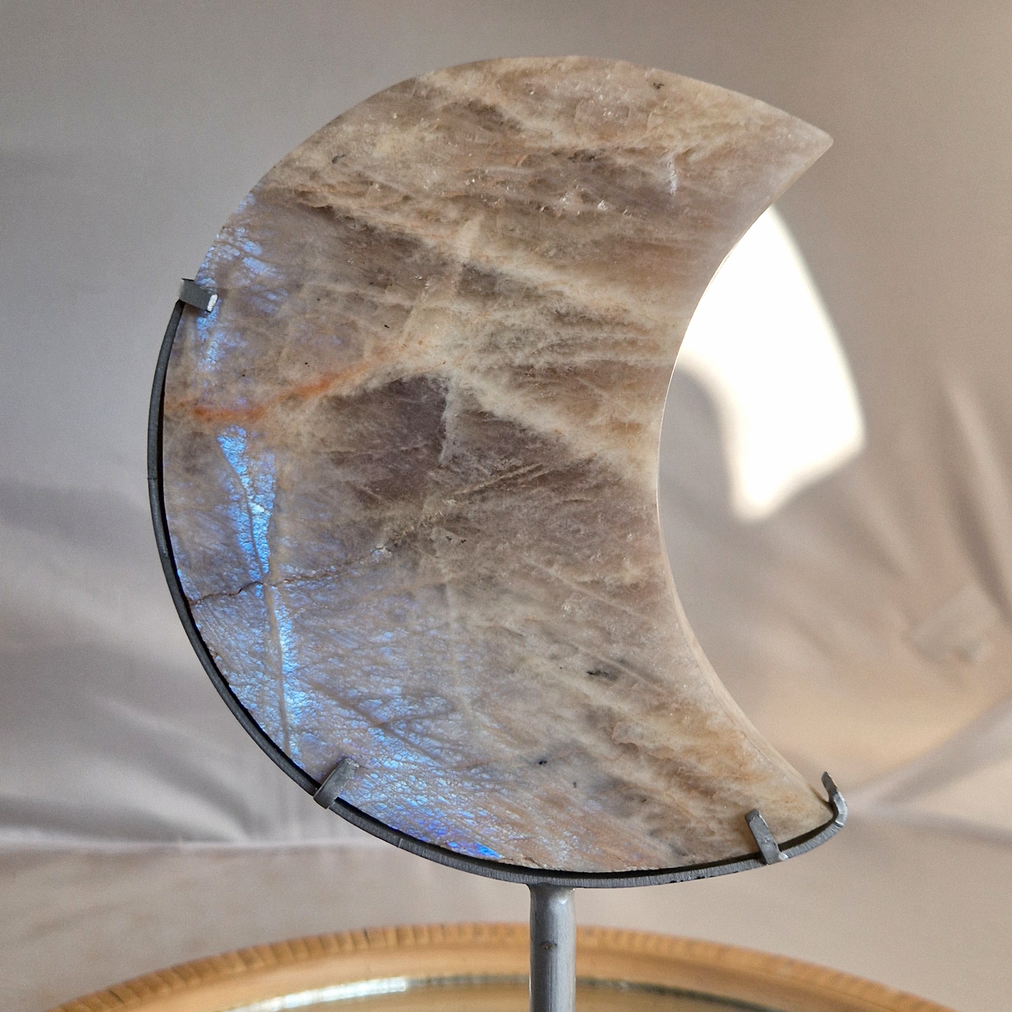 Maansteen met blauwe flash (Peristeriet) op standaard