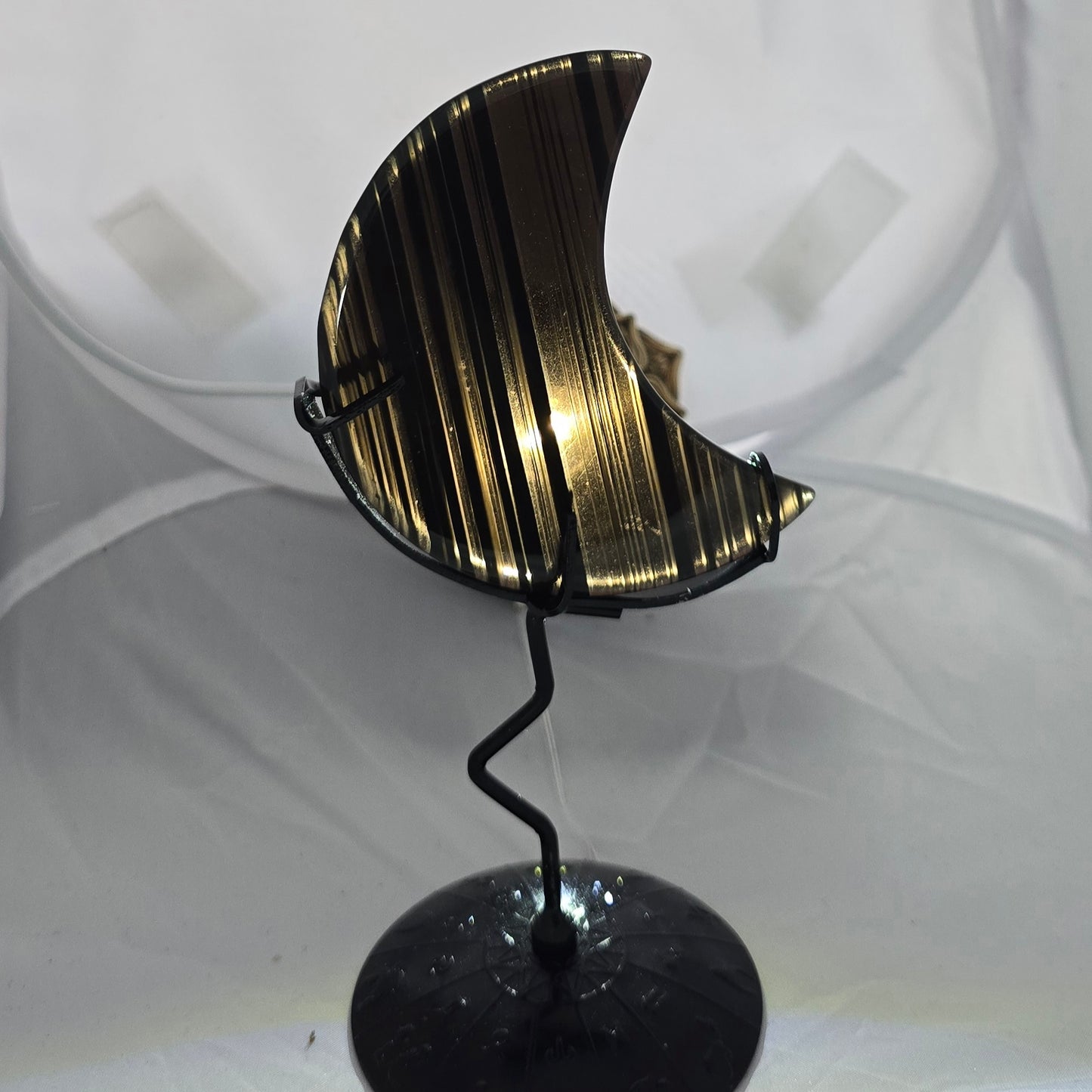 Maan op standaard (Lamellen Obsidiaan)