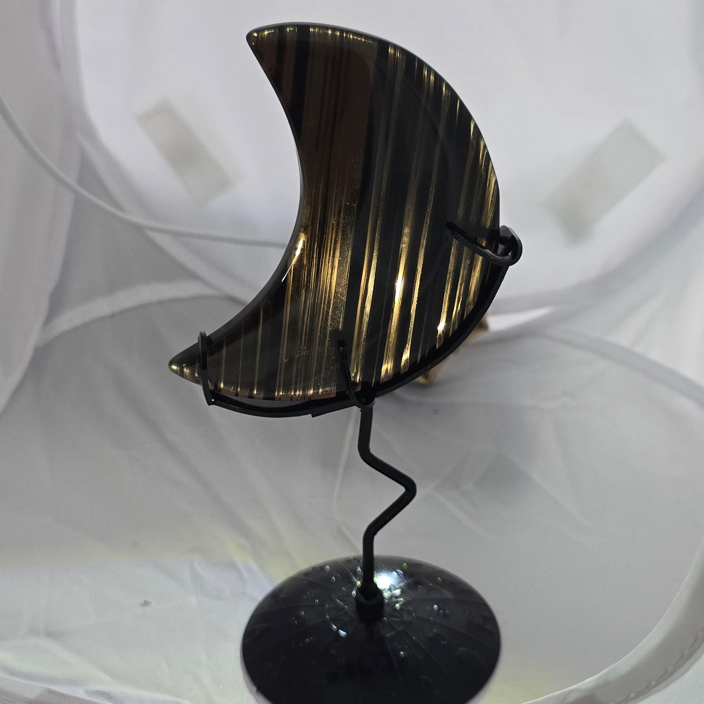 Maan op standaard (Lamellen Obsidiaan)