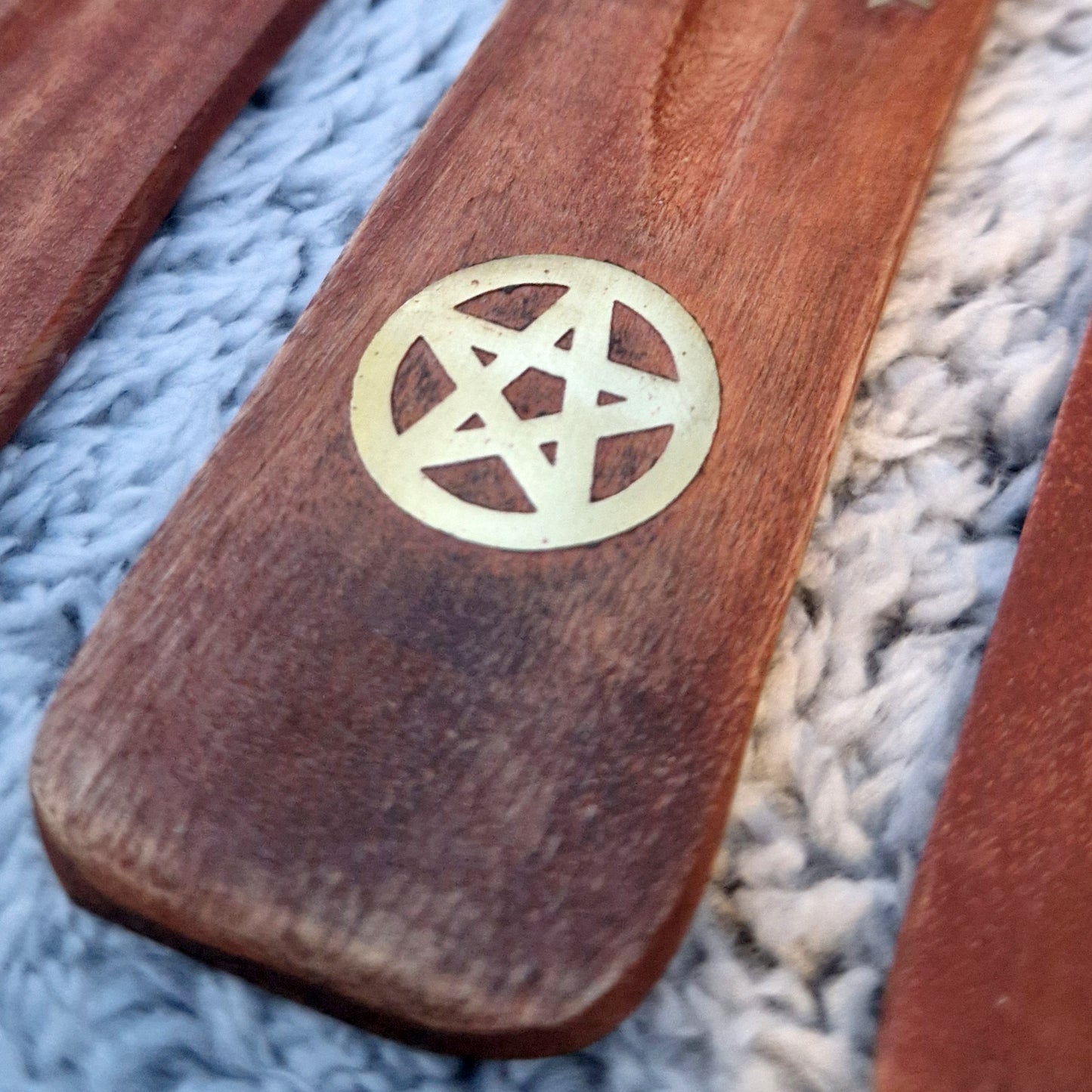 Wierookhouders (hout met messing inlay)