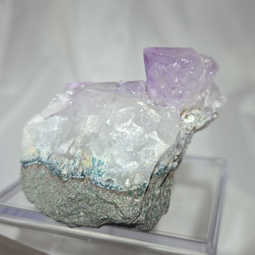 Amethist 241 gr (cluster)