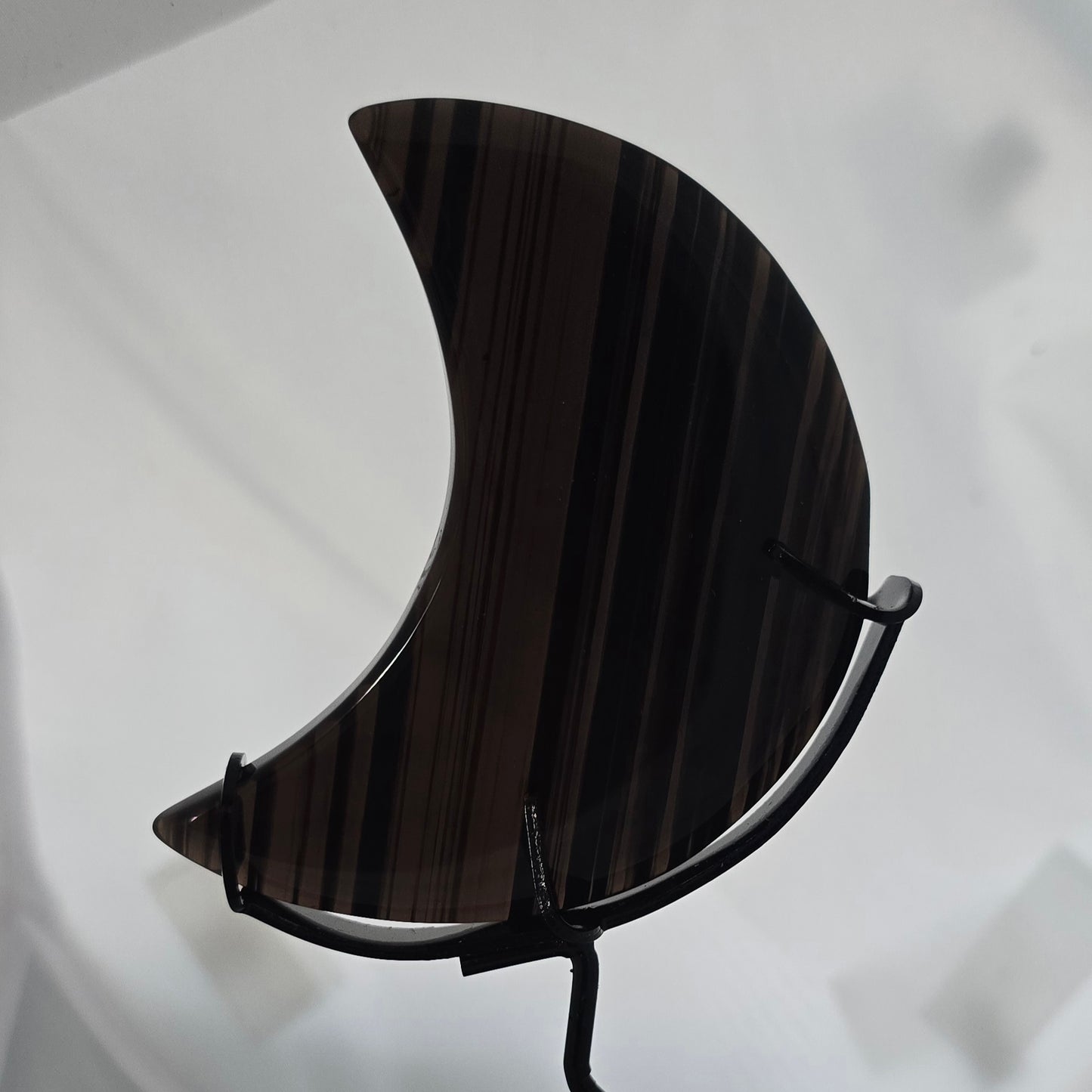 Maan op standaard (Lamellen Obsidiaan)