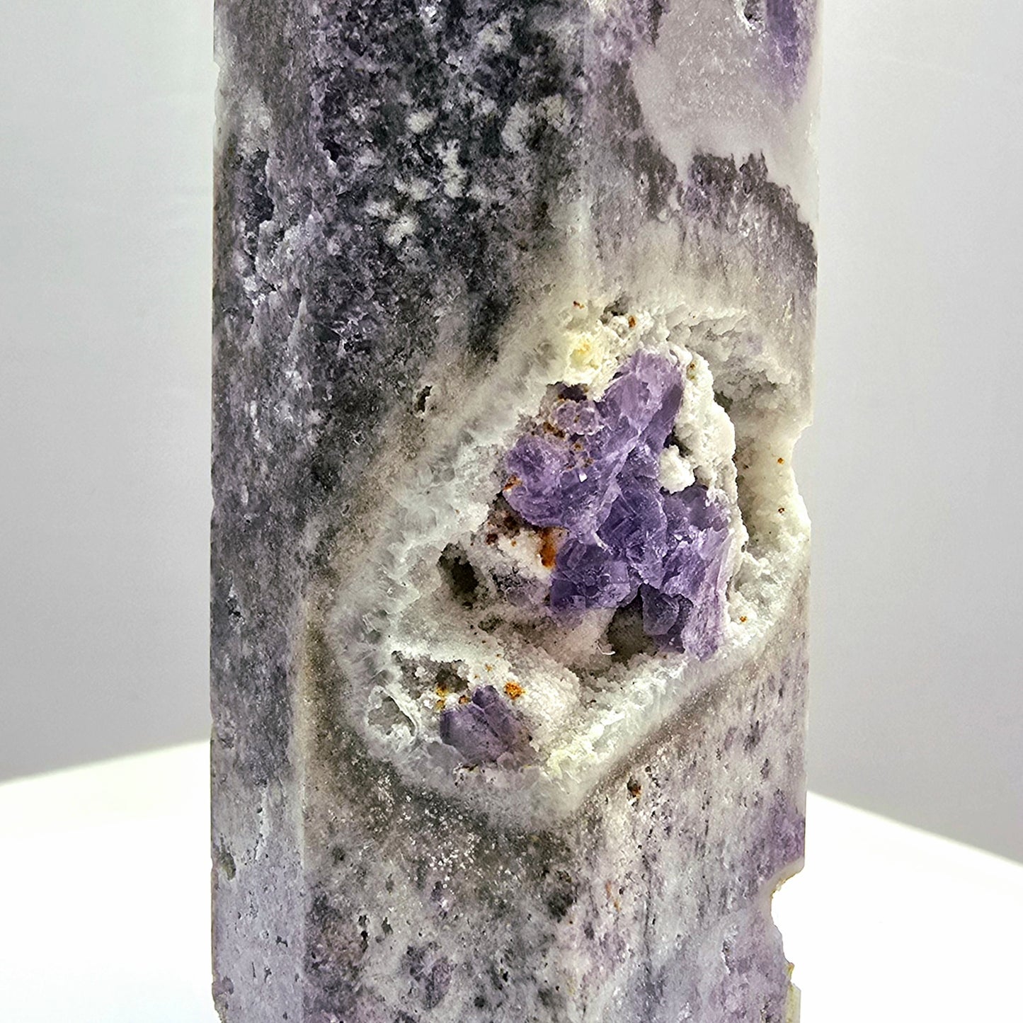 Fluoriet (Breccieus) toren 18,5cm hoog