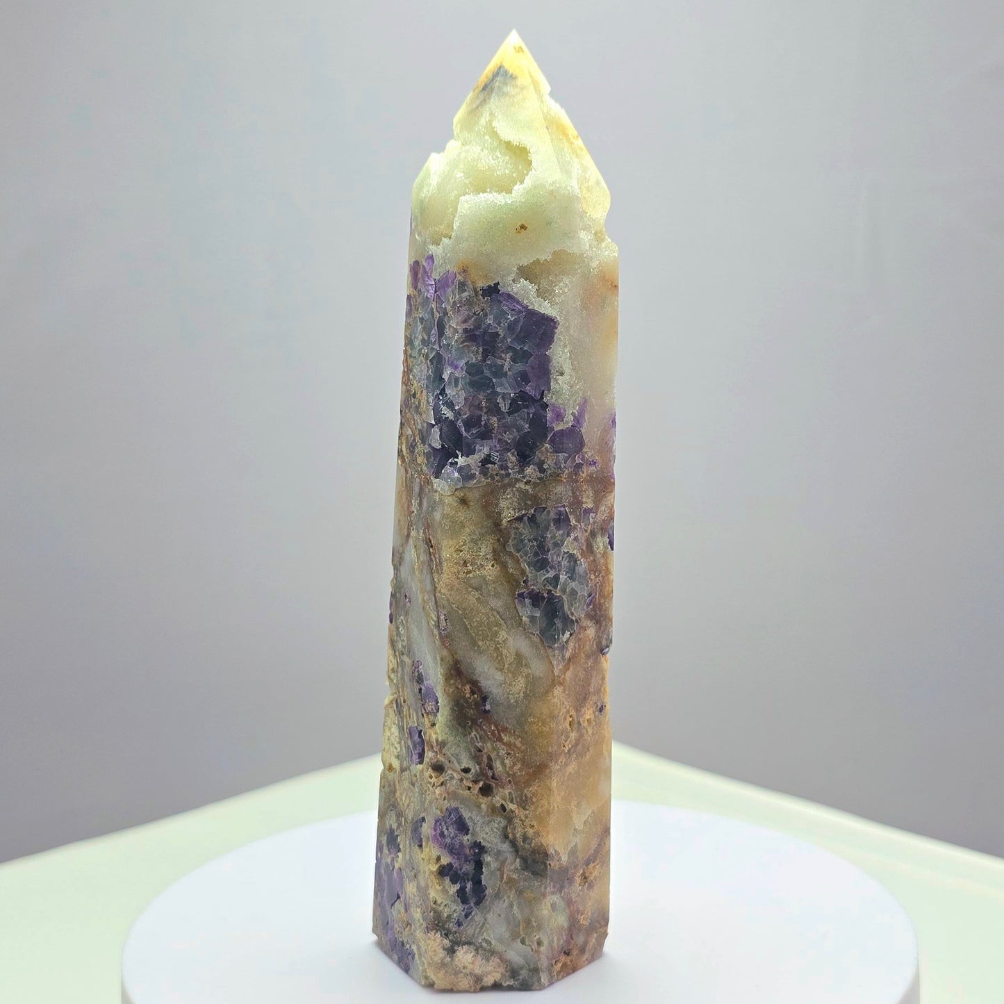 Fluoriet (Breccieus) toren 15cm hoog
