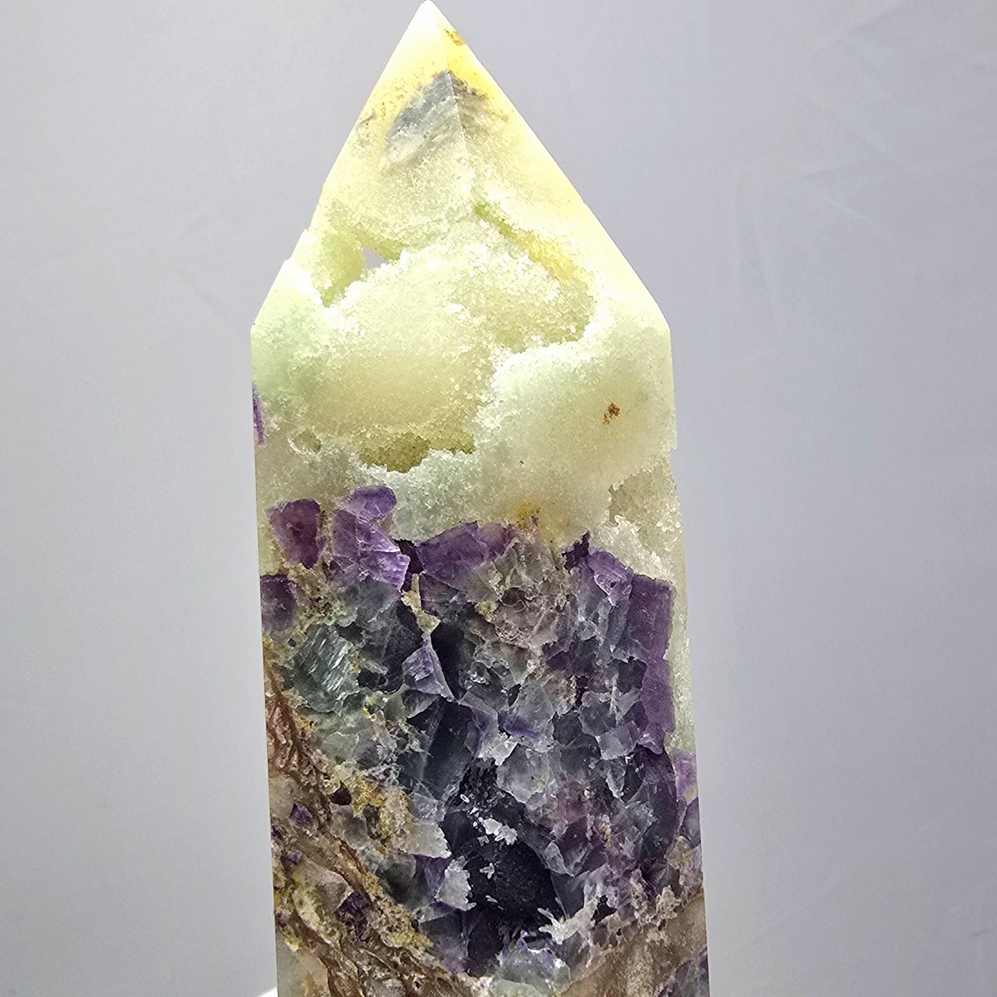 Fluoriet (Breccieus) toren 15cm hoog